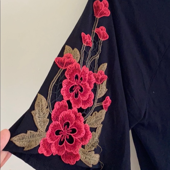 West kei black tshirt with embroidered flowers - Picture 3 of 3